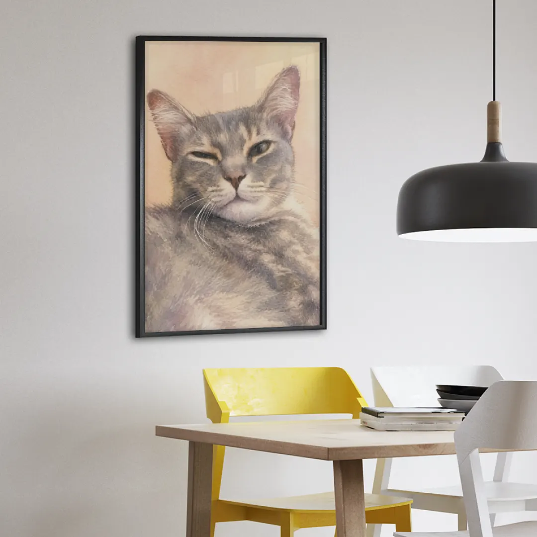 Quadro emoldurado com retrato artístico de gato pendurado na parede